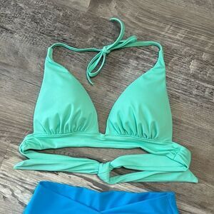Victoria’s Secret• bikini top• small• No flaws!
